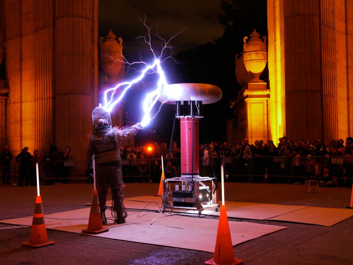 Making lightening with a Tesla coil